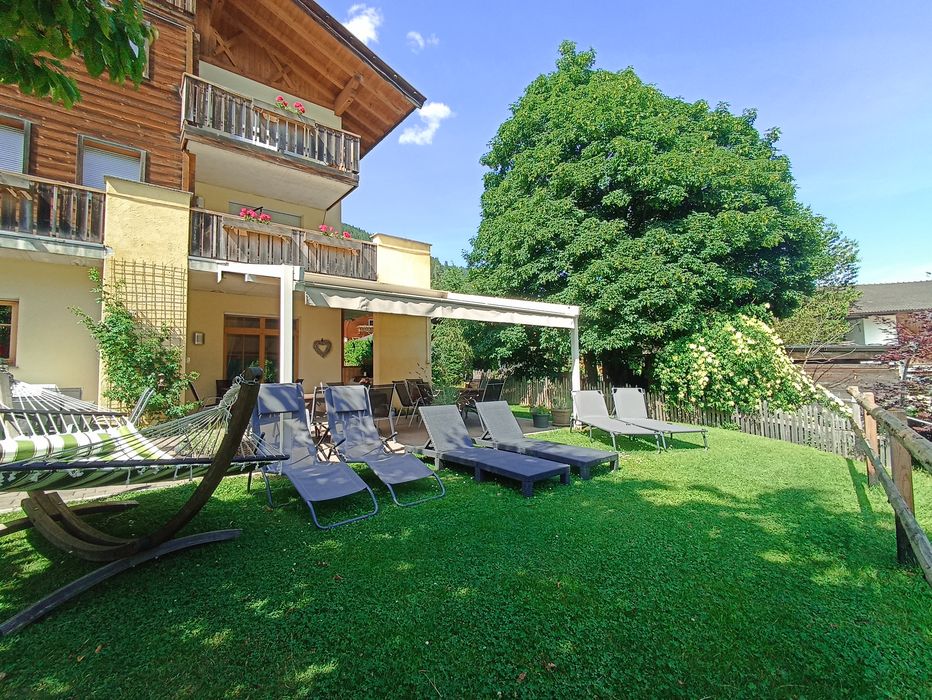 Terrasse mit Liegewiese